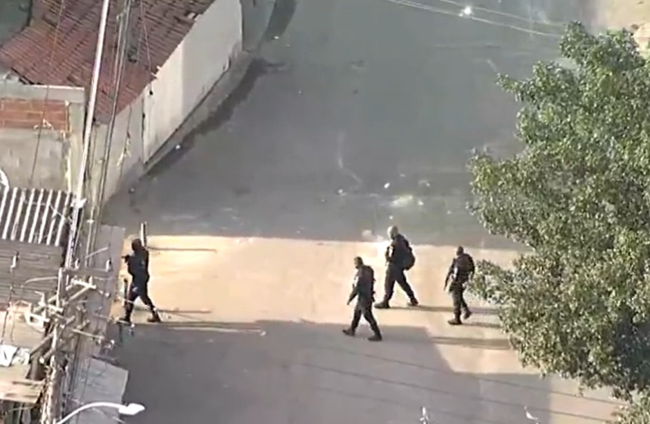Polícia realiza operação na Vila Kennedy