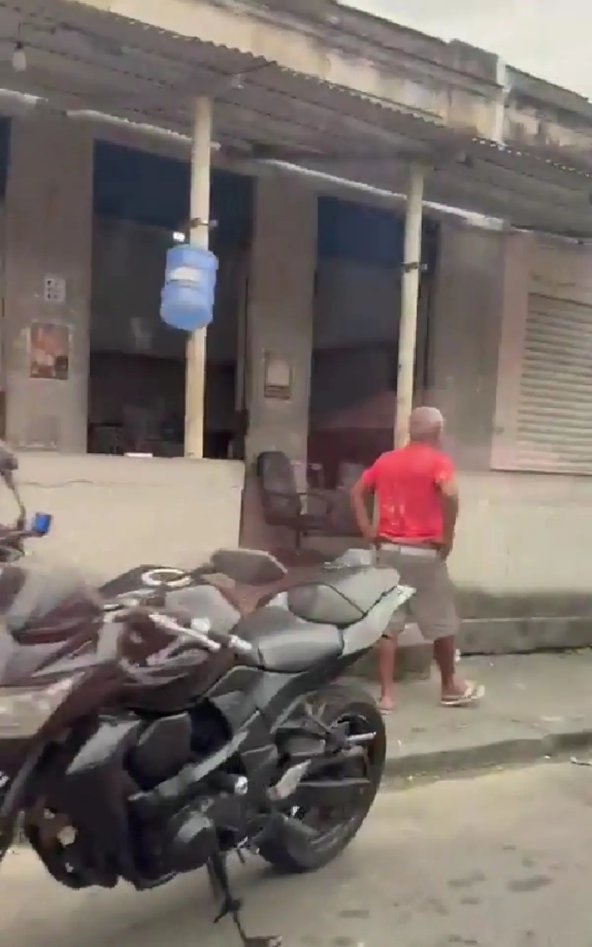 O policial estava em um bar quando foi atacado