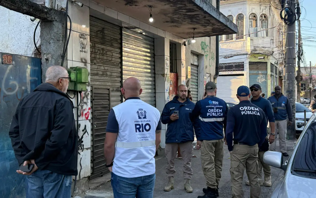 Agentes interditaram depósito clandestino na Rua Ceará