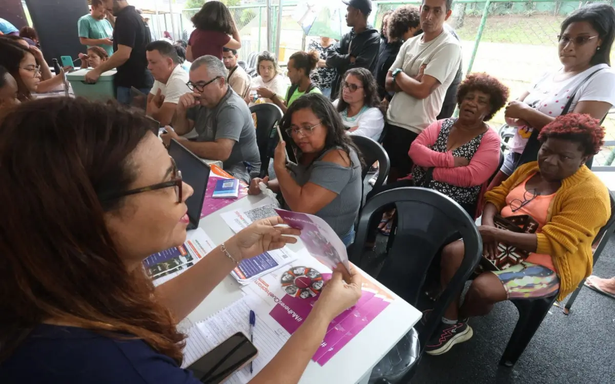 Prefeitura Móvel no Largo da Batalha