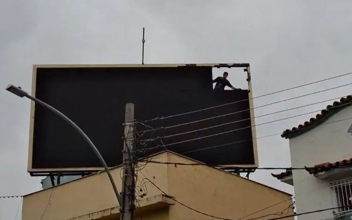 painéis de publicidade irregular