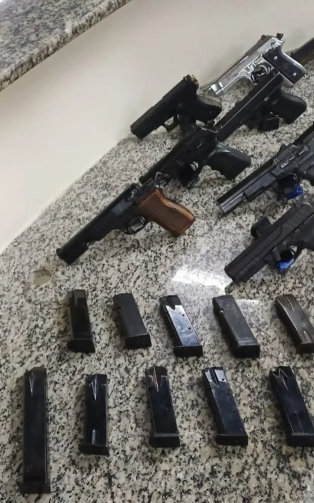 Carregamento de armas e carregadores de pistola foram apreendidos
