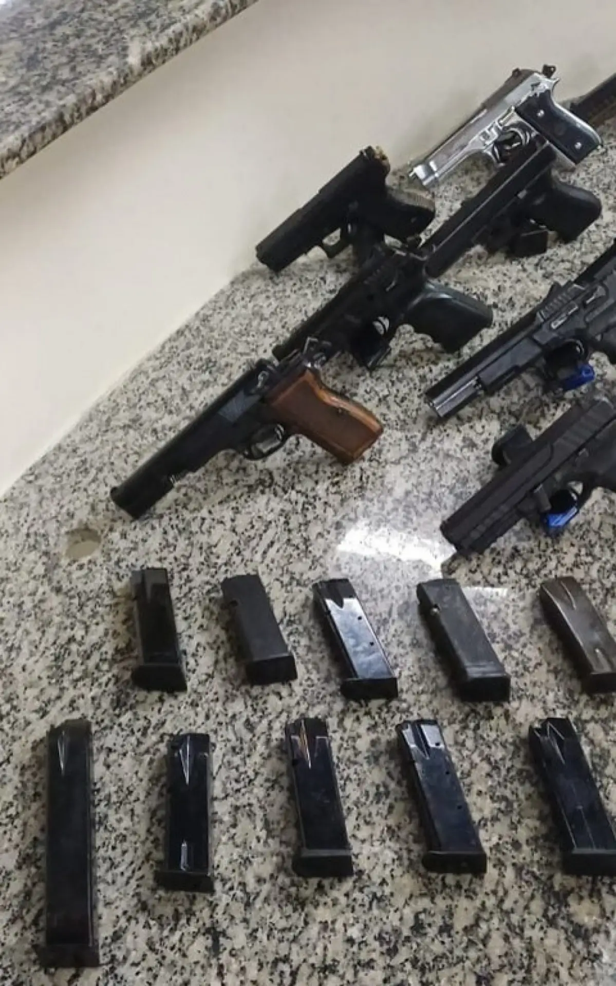 Carregamento de armas e carregadores de pistola foram apreendidos