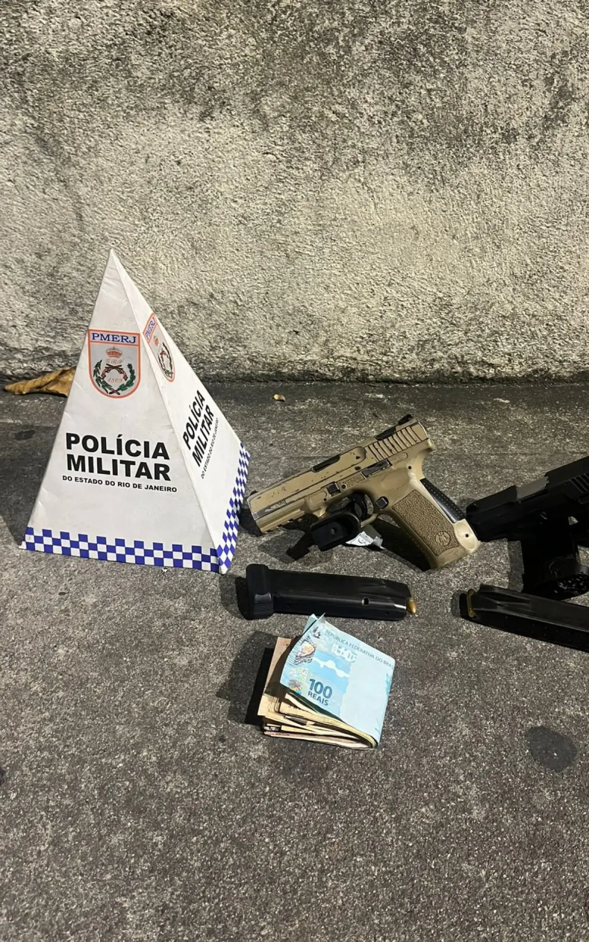 Armas e dinheiro em espécie foram apreendidos