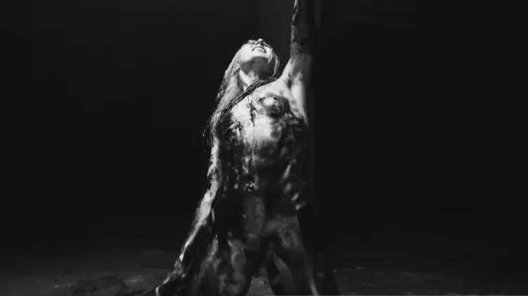 Taylor Momsen ressurge nua
