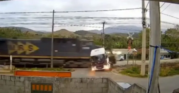 trem de carga colide com caminhão