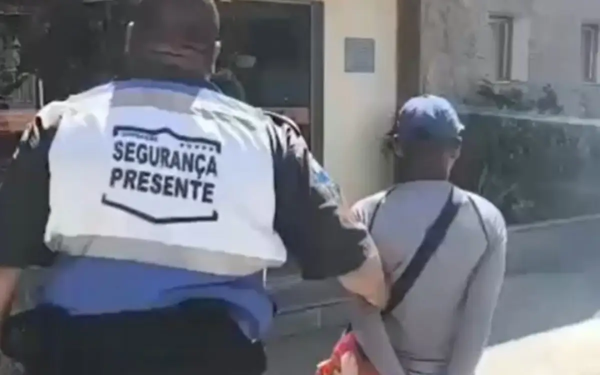 Ambulante é preso suspeito de vender porção de camarão a R$ 400 para turista chilena
