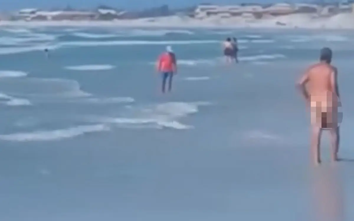 homem nu na Praia das Dunas em Cabo Frio