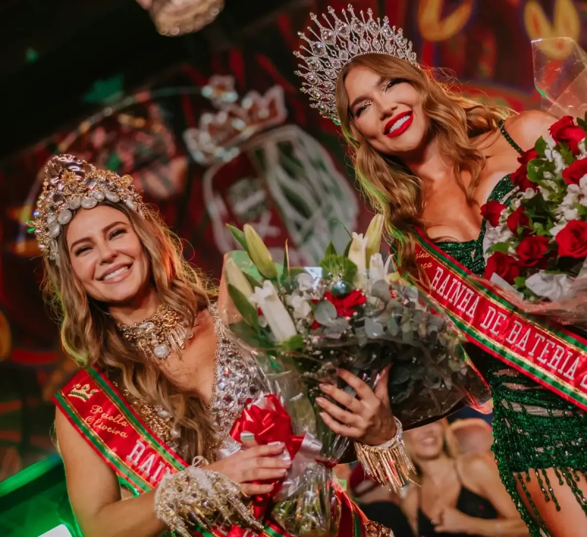 Paolla Oliveira foi homenageada pela diretoria e entregou a faixa de rainha para Virginia
