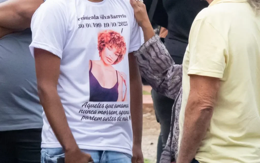 Amigos e familiares usaram camisas com uma homenagem à Verônica durante o velório