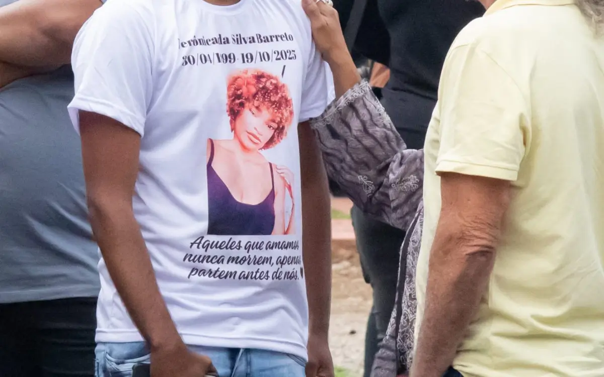 Amigos e familiares usaram camisas com uma homenagem à Verônica durante o velório