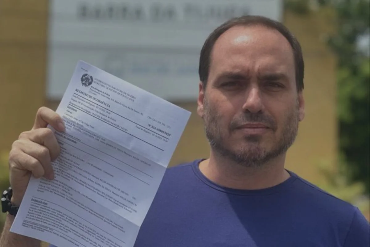 Carlos Bolsonaro registra boletim de ocorrência