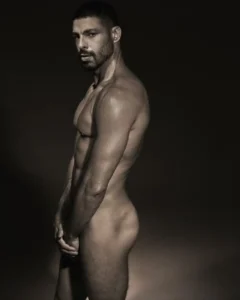 Cauã Reymond nu
