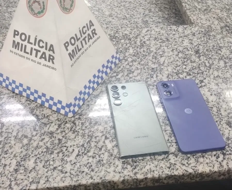 Celulares apreendidos com a dupla
