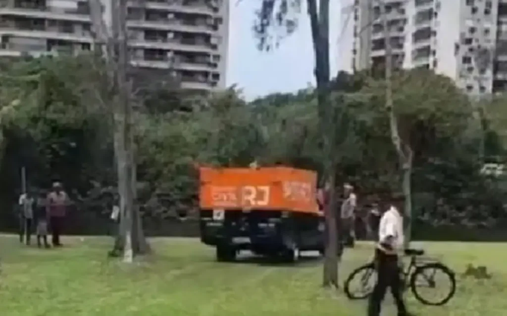 Equipe dos Bombeiros recolheu o corpo na Estrada Vereador Alceu de Carvalho