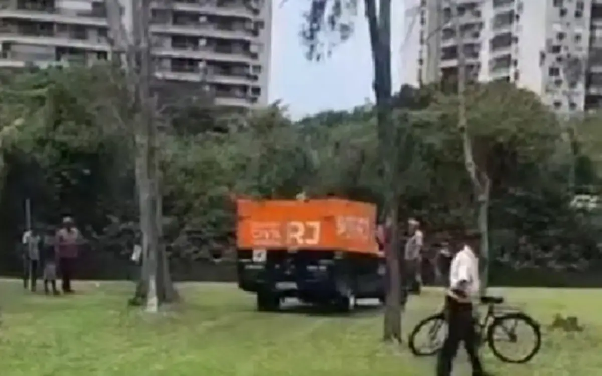Equipe dos Bombeiros recolheu o corpo na Estrada Vereador Alceu de Carvalho