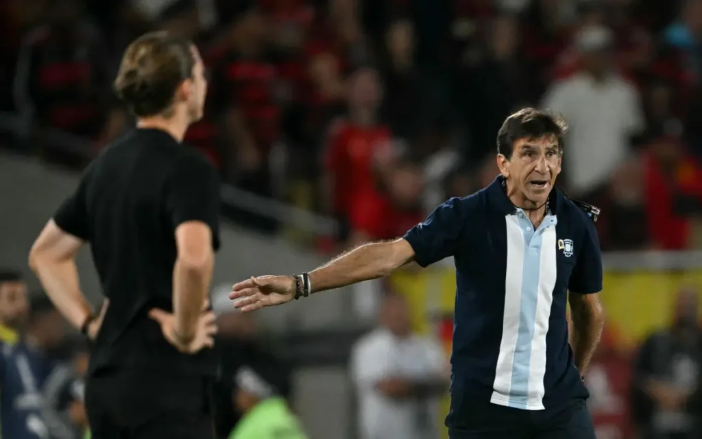 Gustavo Costas é observado por Filipe Luis