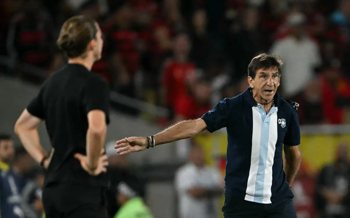Gustavo Costas é observado por Filipe Luis