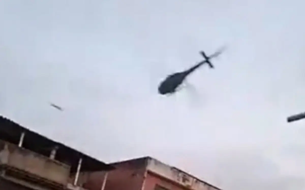 Helicóptero sobrevoa o Complexo da Maré