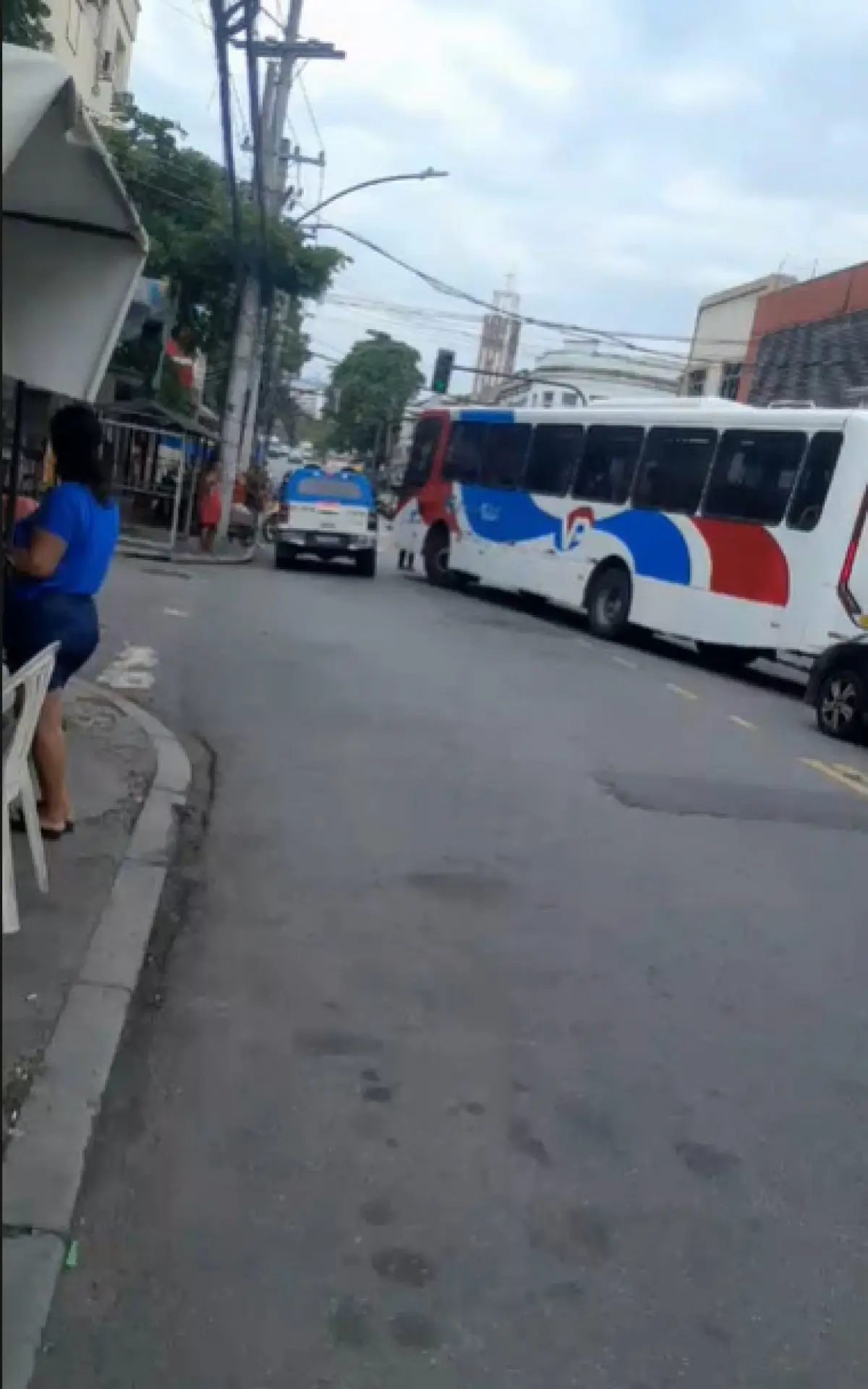 Ônibus usado como barricada em Pilares