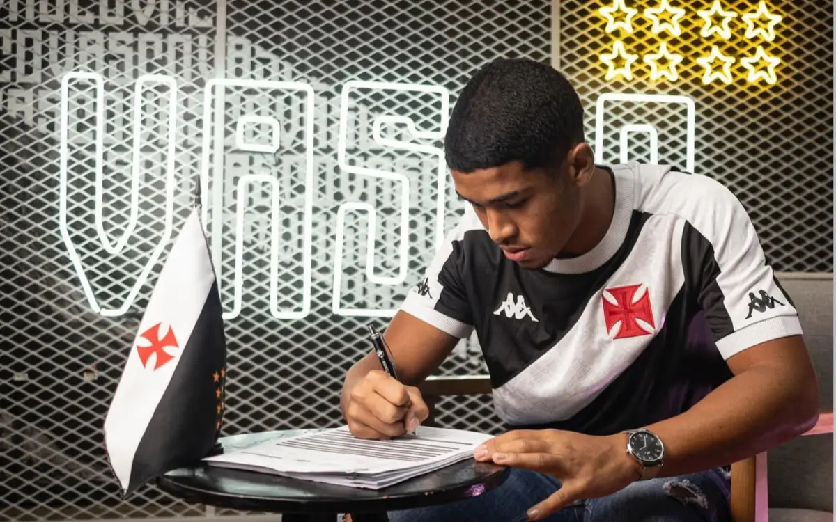Riquelme Avellar renova contrato com Vasco