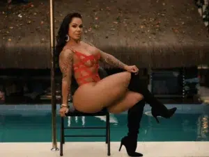 Vanessa Ataídes posa nua