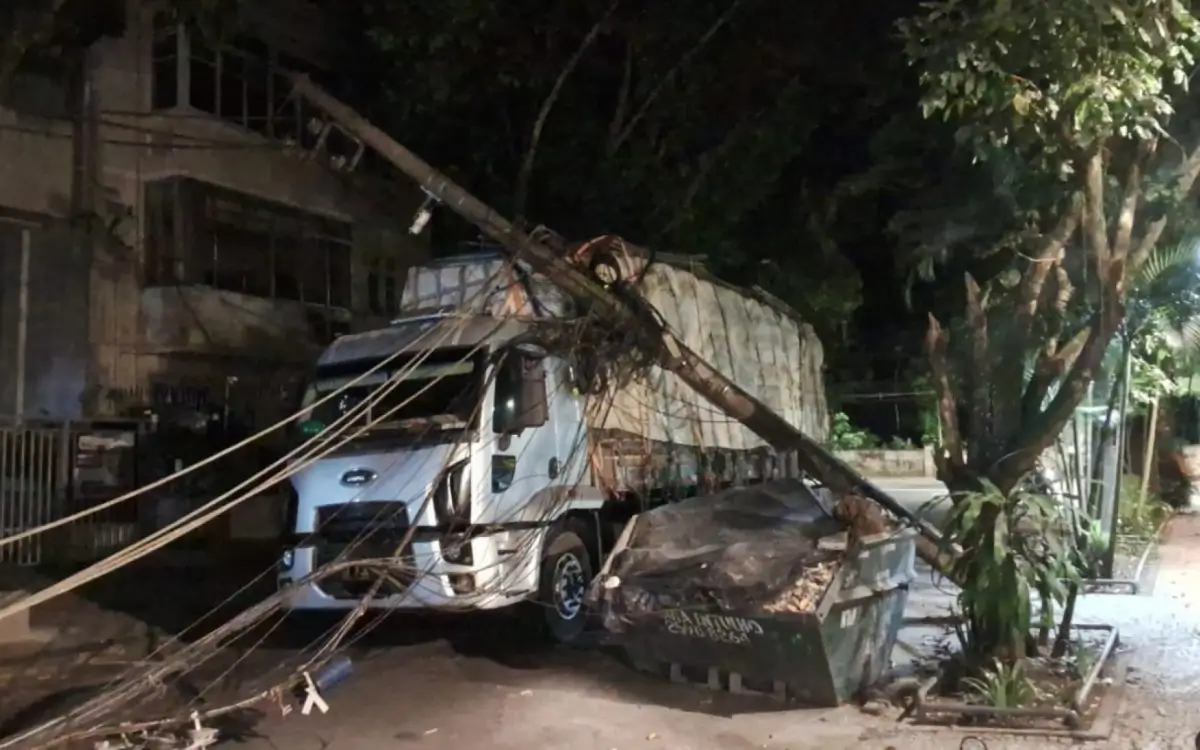 Acidente com caminhão causa queda de poste