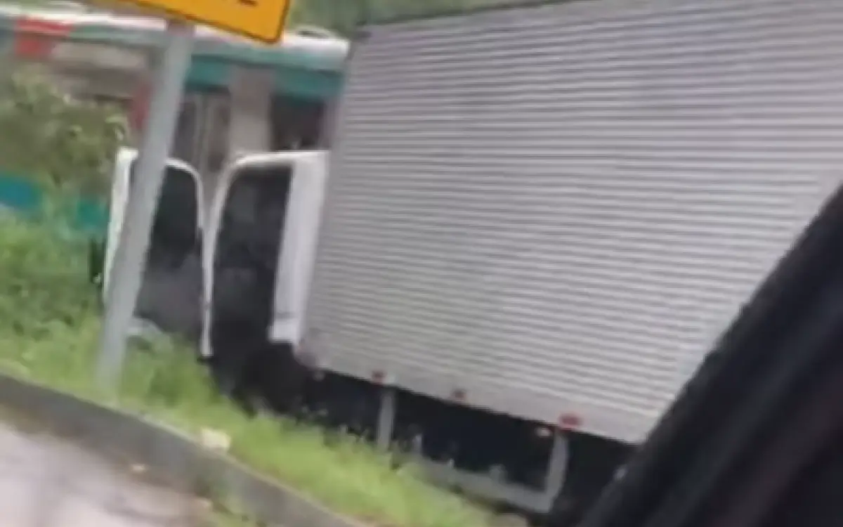 Acidente entre caminhão e trem deixa motorista ferido em Magé