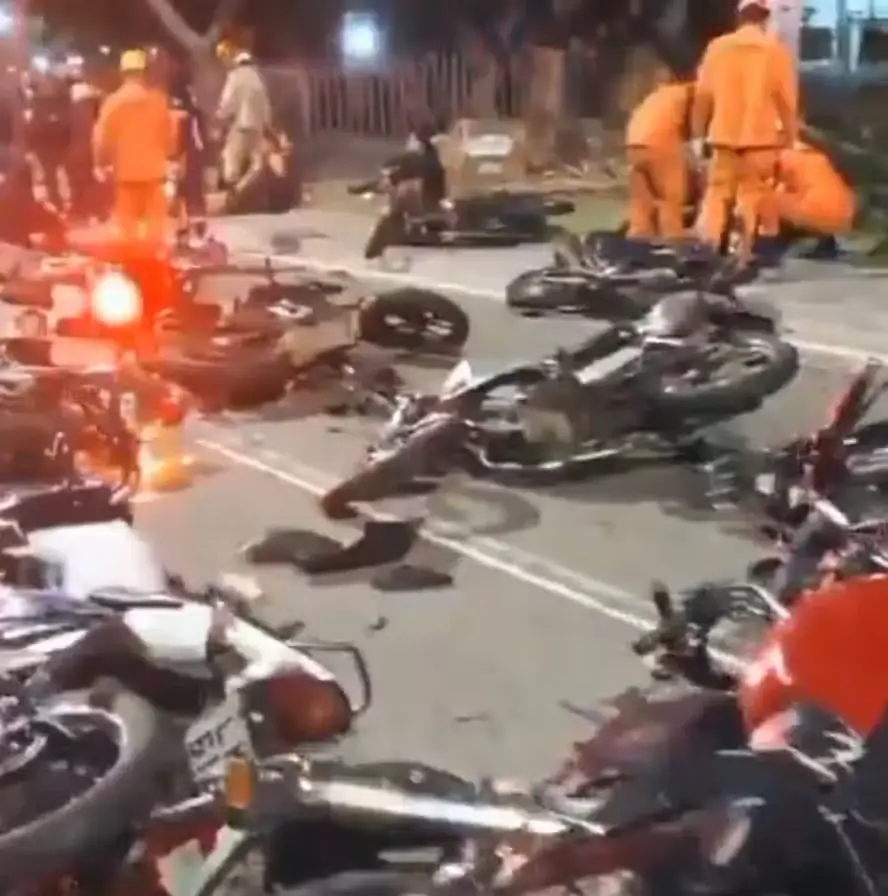 Dezenas de motos ficaram jogadas na pista da Via Laight