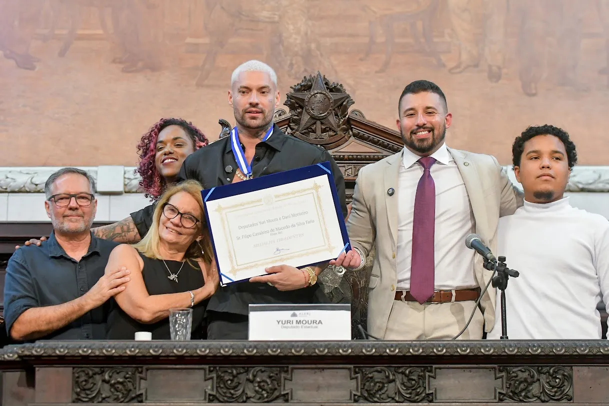 Filipe Ret recebe medalha Tiradentes na Alerj