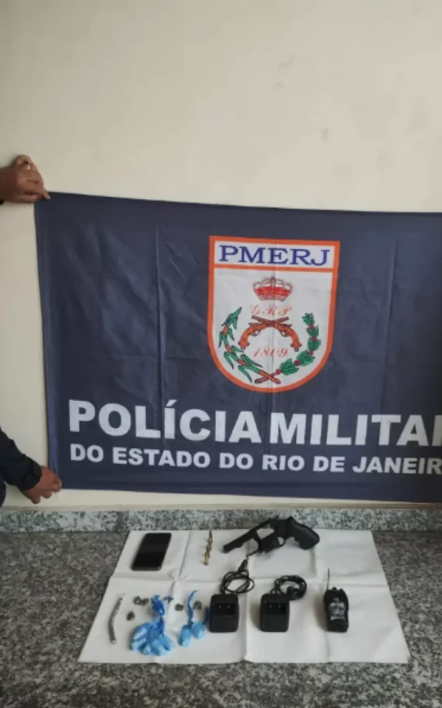 Oito cápsulas de cocaína, sete trouxinhas de maconha, um revólver Taurus calibre 38 com quatro munições e mais..