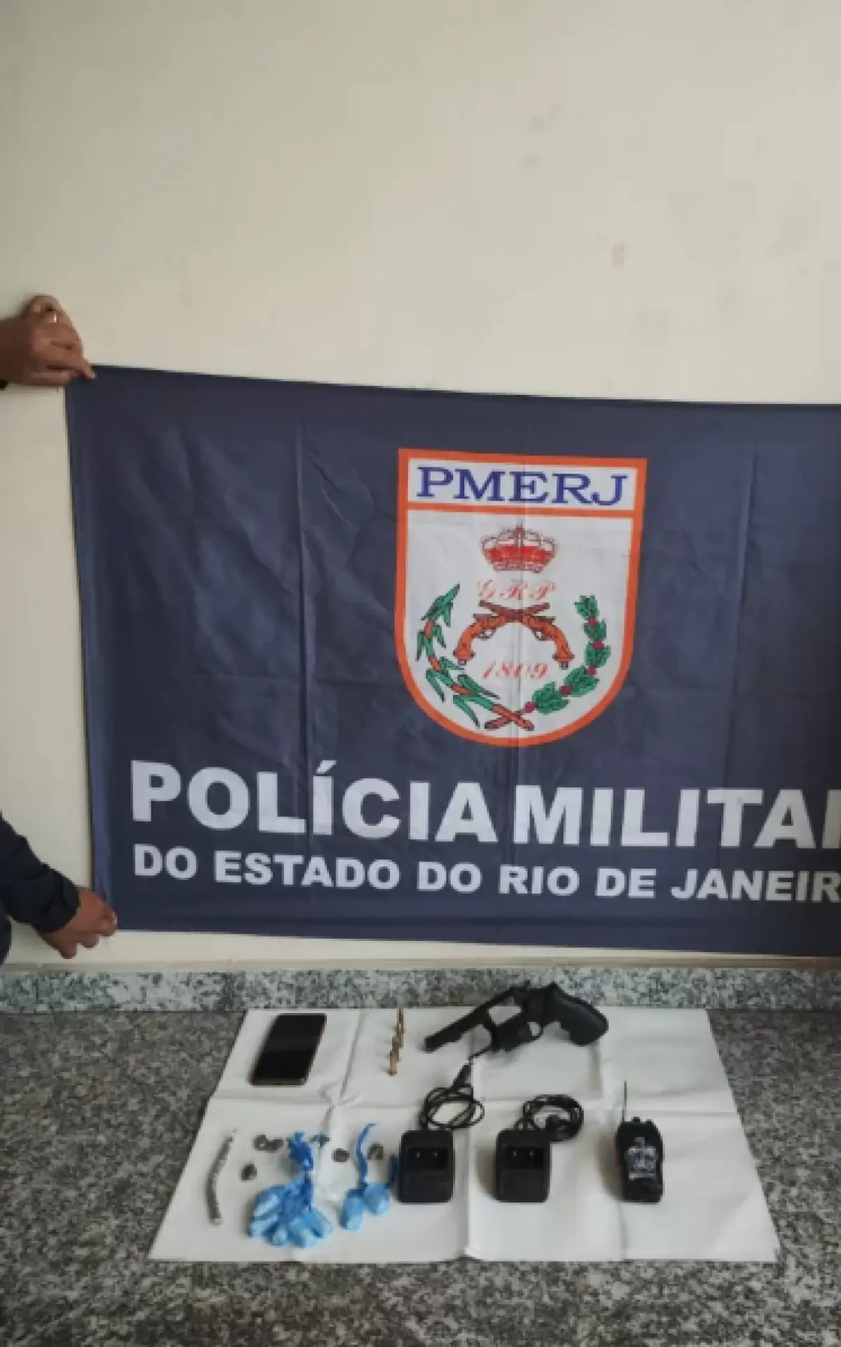 Oito cápsulas de cocaína, sete trouxinhas de maconha, um revólver Taurus calibre 38 com quatro munições e mais..