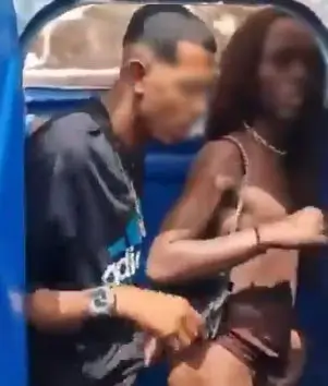 ato sexual em banheiro químico