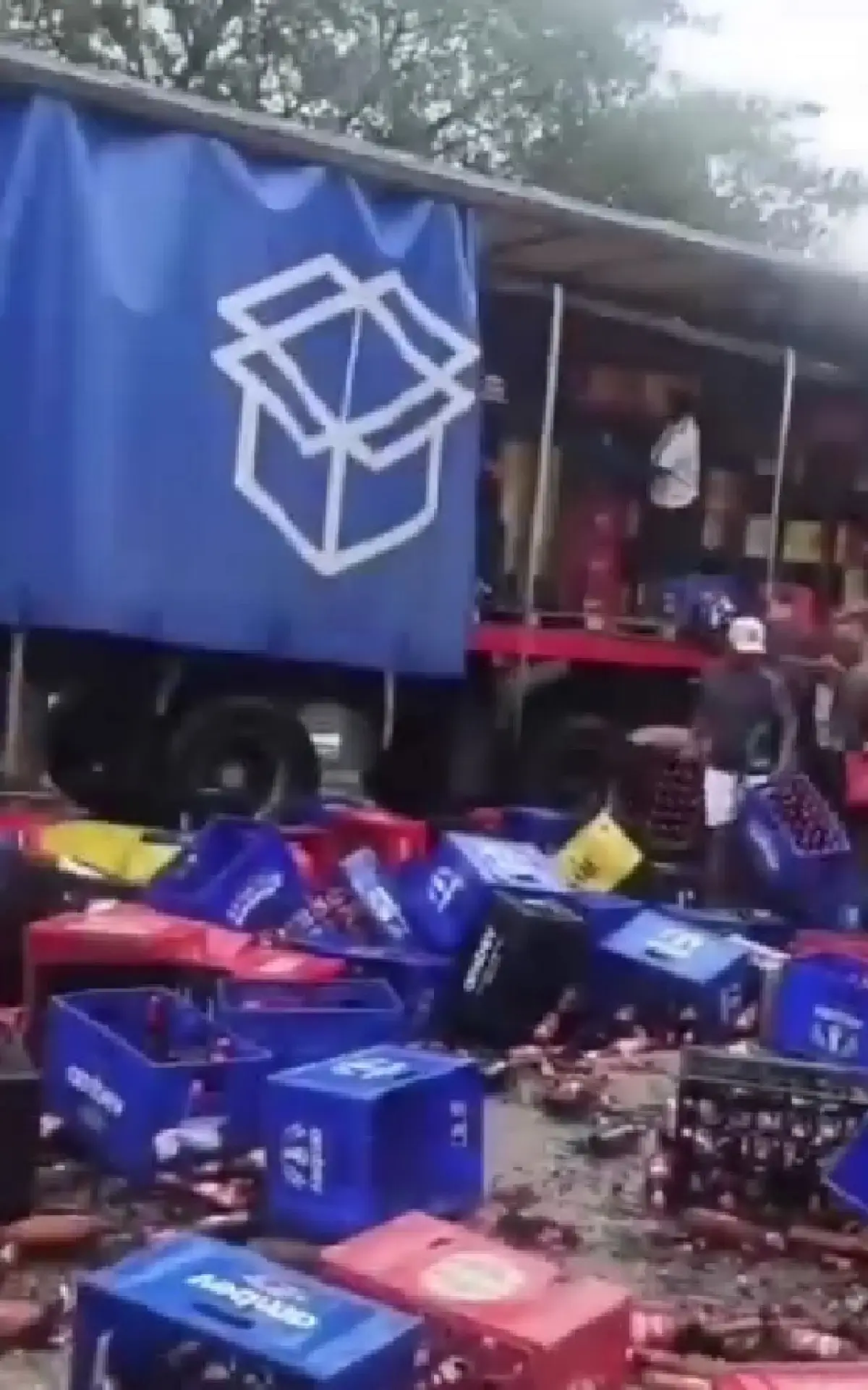 caminhão de cerveja saqueado na Gardênia Azul