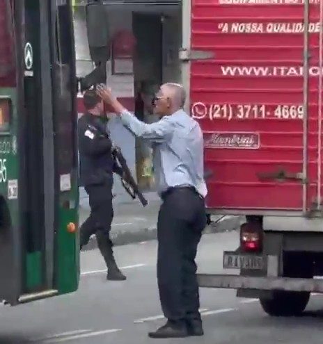 Capitão Nelson ajudou a remover caminhão que bloqueava via