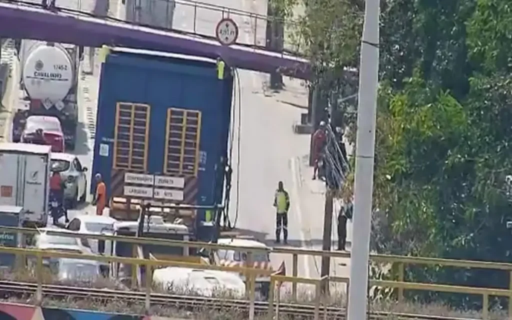 Carreta fica presa em passarela