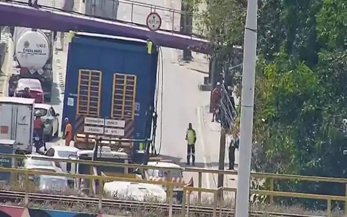 Carreta fica presa em passarela