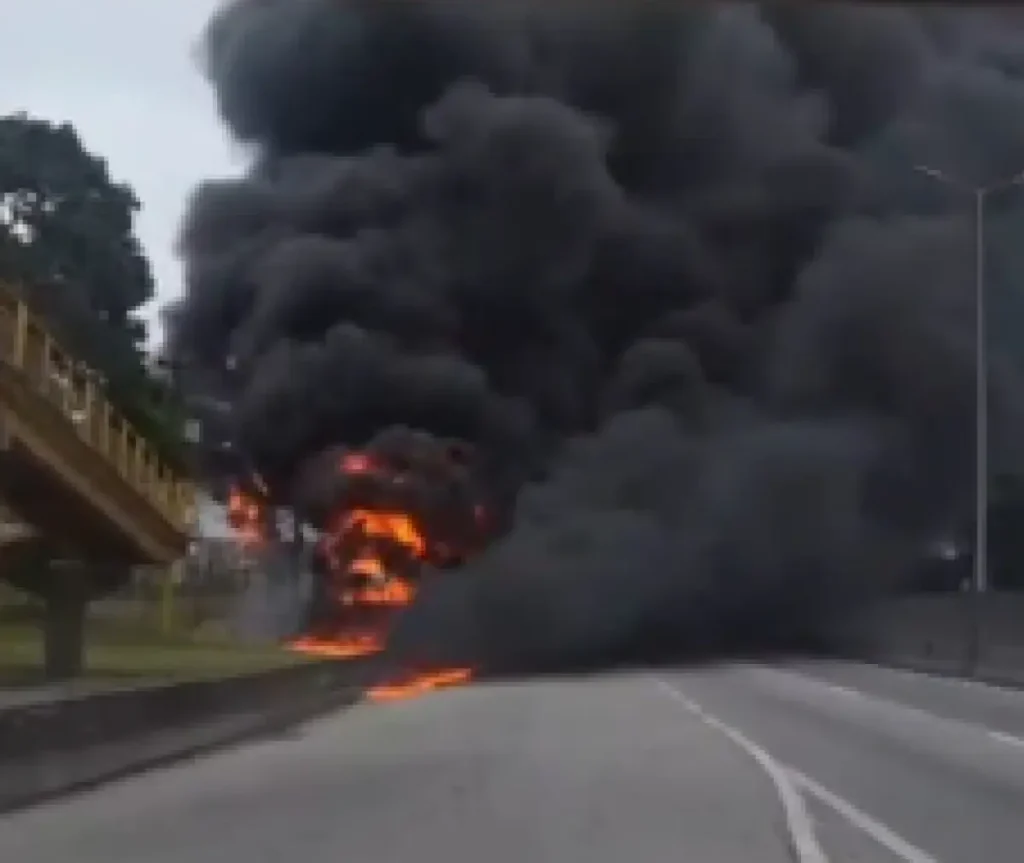 carreta pegou fogo na BR-101 em Itaboraí
