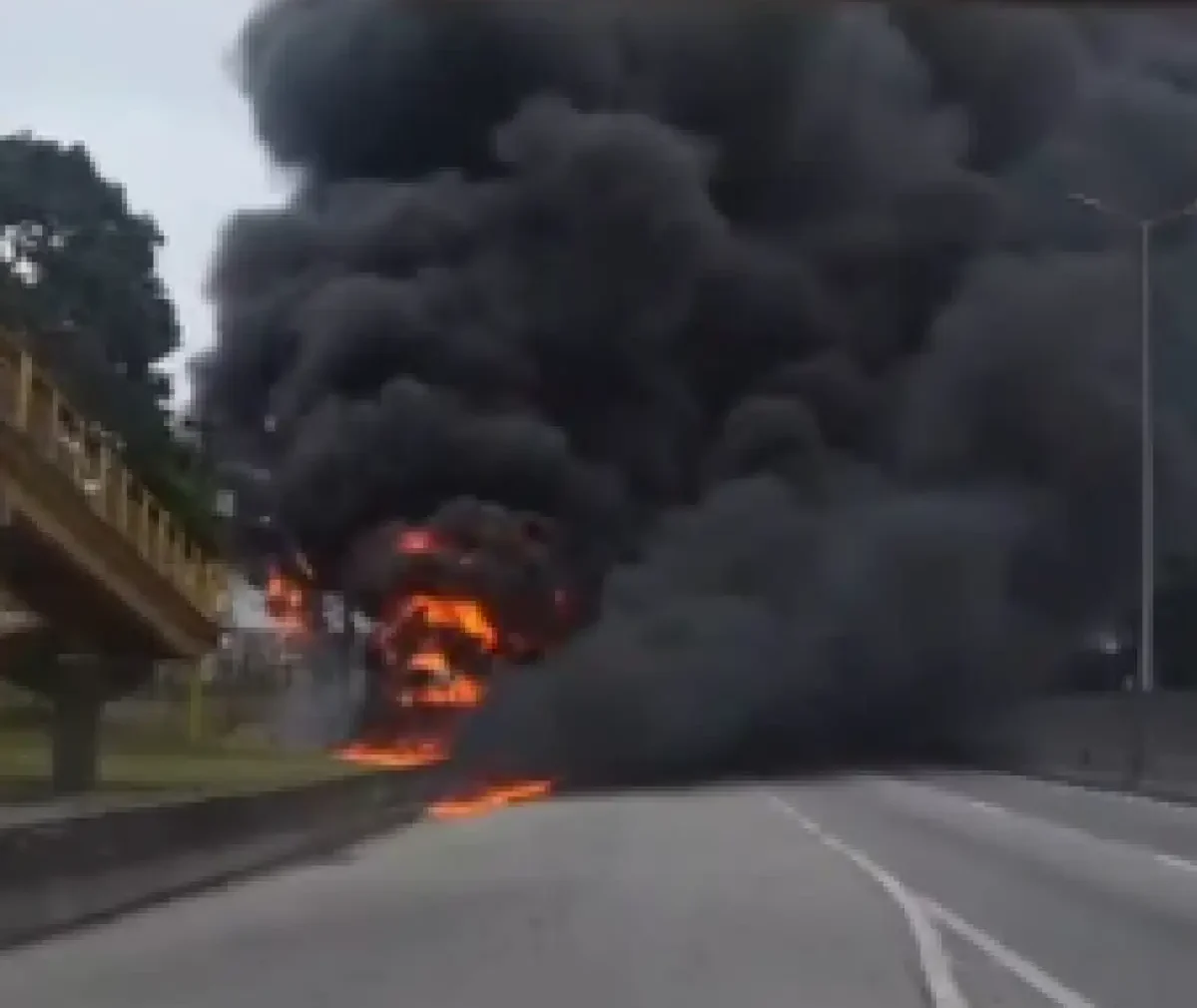 carreta pegou fogo na BR-101 em Itaboraí