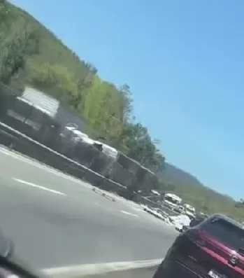 carreta tomba na RJ-124 em Araruama