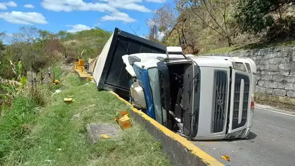 carreta tomba na Serra das Araras