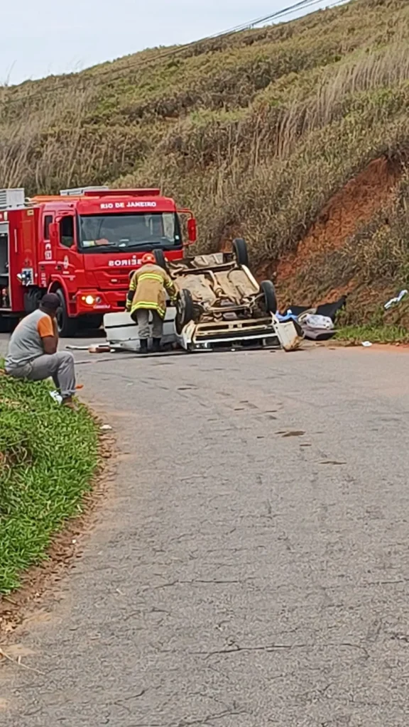 Carro capota em Valença e vítimas são socorridas pelo Corpo de Bombeiros