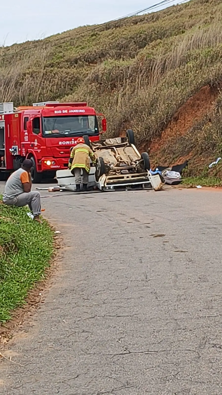 Carro capota em Valença e vítimas são socorridas pelo Corpo de Bombeiros