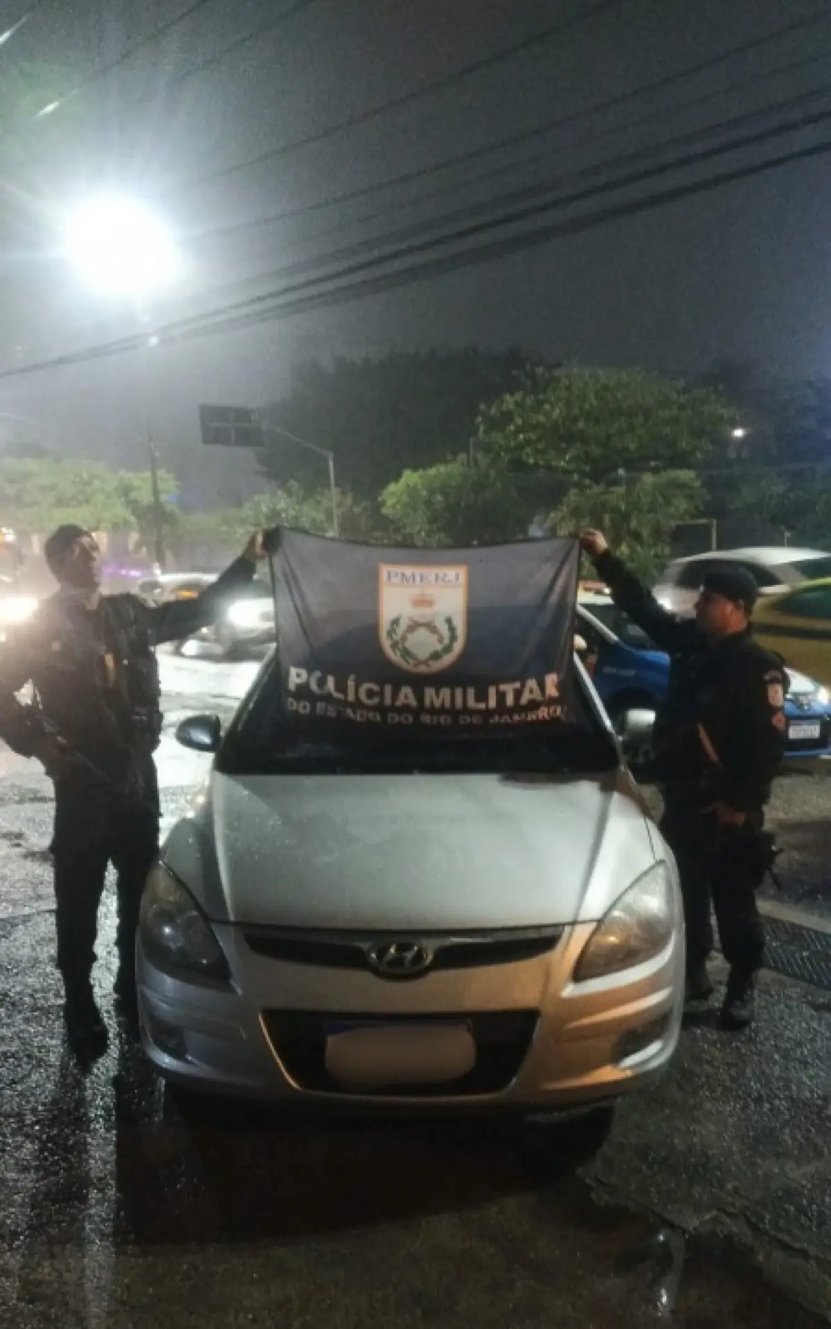 Carro roubado na Avenida Brasil