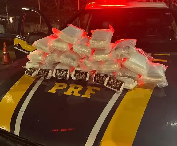 Casal é preso pela PRF com 16 kg de haxixe no tanque de combustível na Dutra