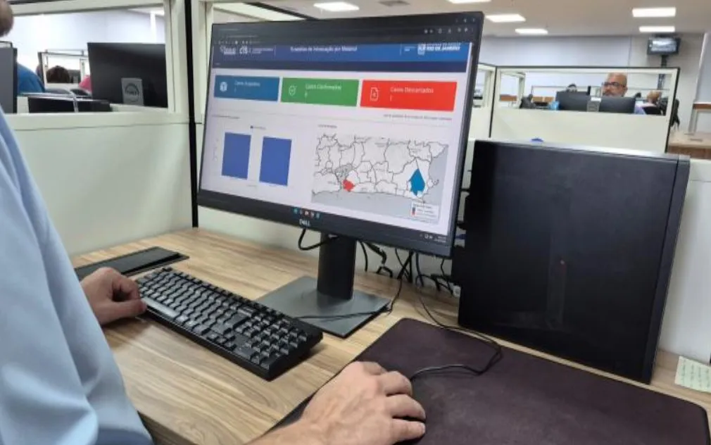 Computador monitorando casos