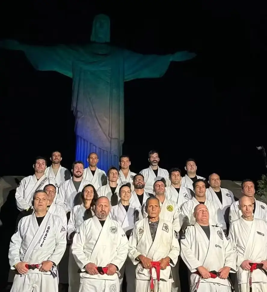 Os faixas-pretas da família Gracie posam no Cristo Redentor