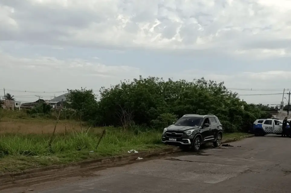 Três corpos estavam dentro do carro
