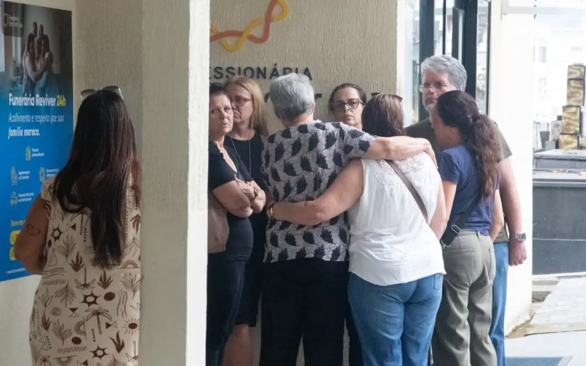 Familiares de Marcus Vinicíus Cardoso Carvalho se emocionaram no Cemitério da Cacuia