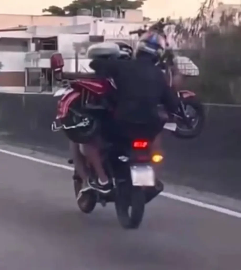 Dupla em moto na Barra da Tijuca viraliza ao transportar outra motocicleta no colo